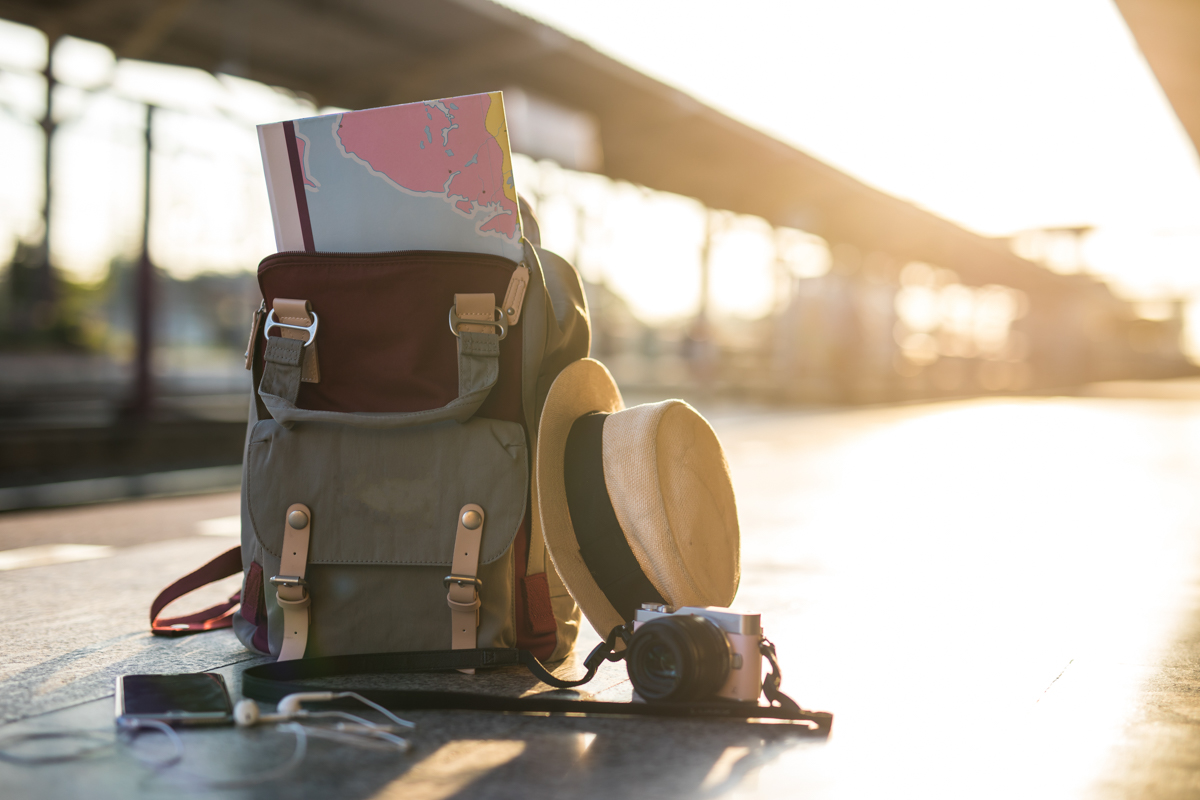 zaino da viaggio alla stazione