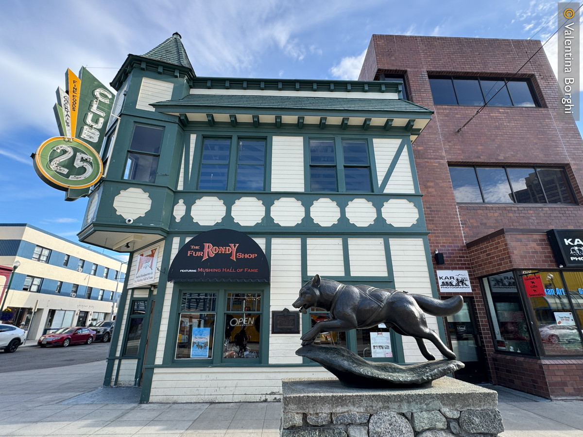 la scultura dedicata al cane Balto, Anchorage, Alaska 