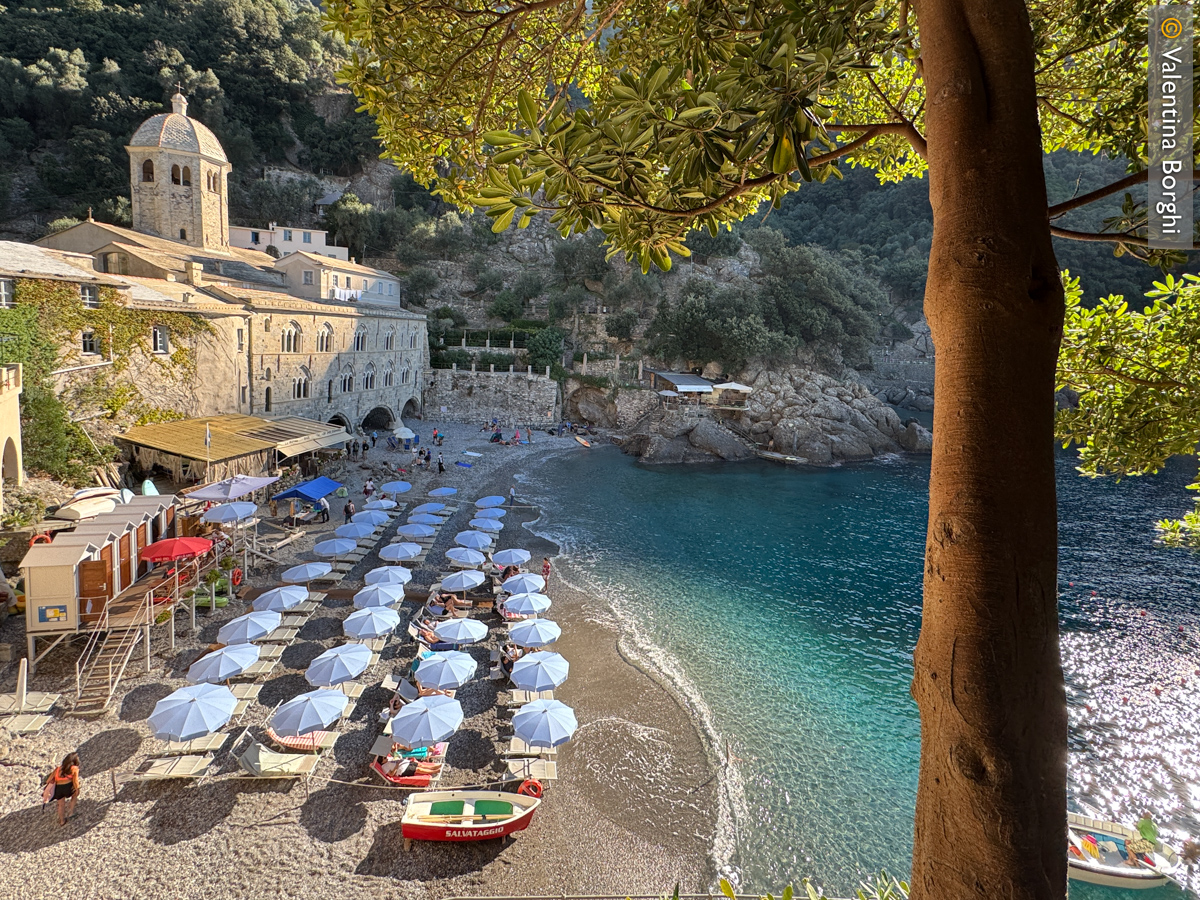 spiaggia di San Fruttuoso alle 9:30 di mattina