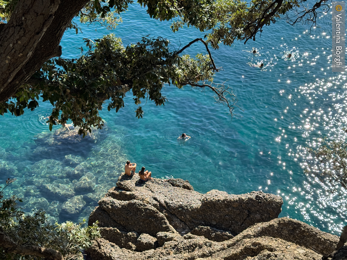 scogli nella baia di San Fruttuoso, Camogli