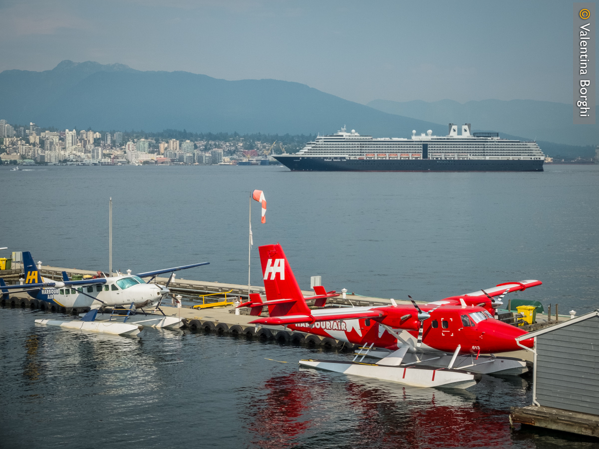 Idrovolante davanti a Canada Place
