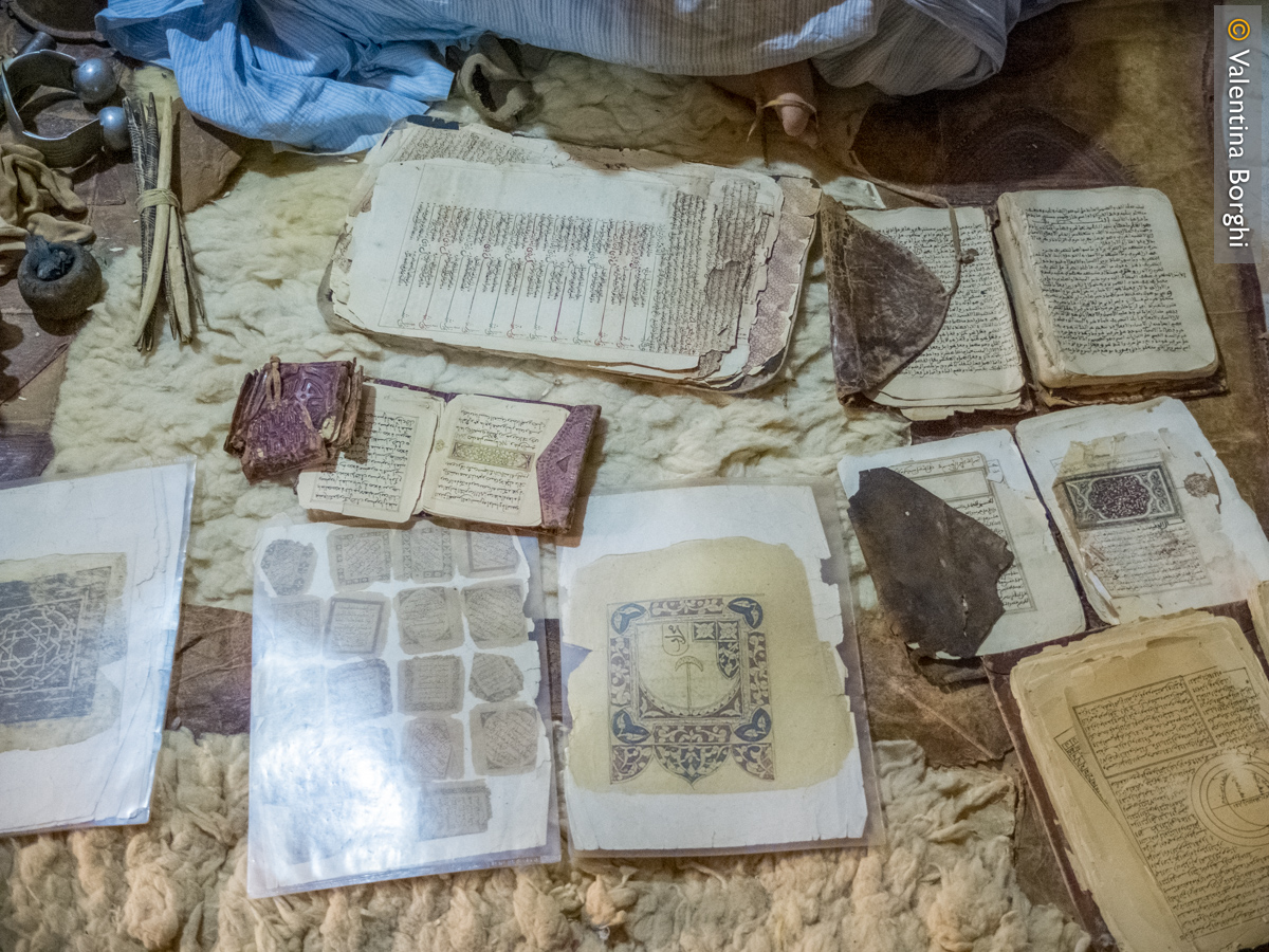 manoscritti antichi nella biblioteca di Chinguetti, Mauritania