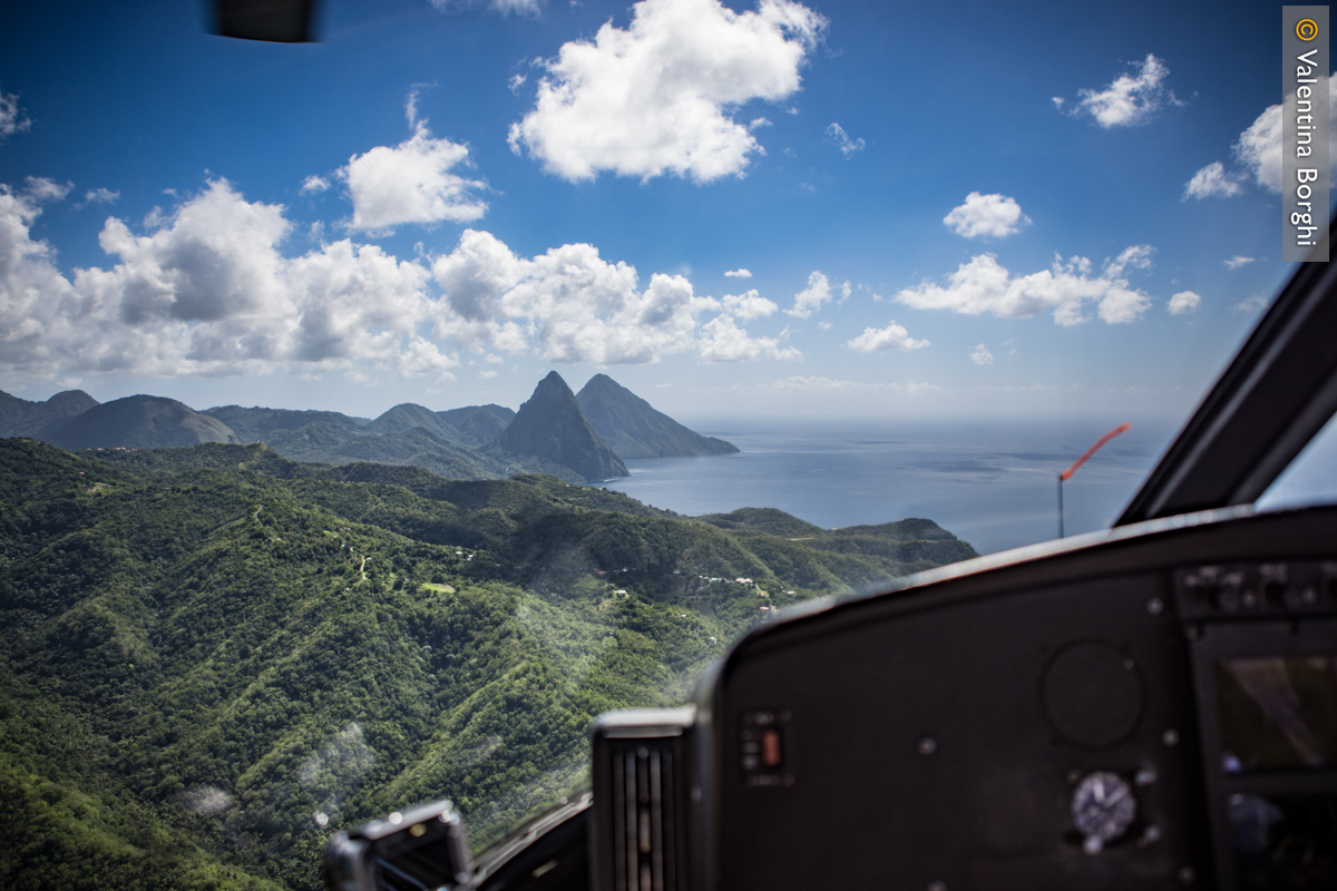 i Pitons visti dall'elicottero, St Lucia
