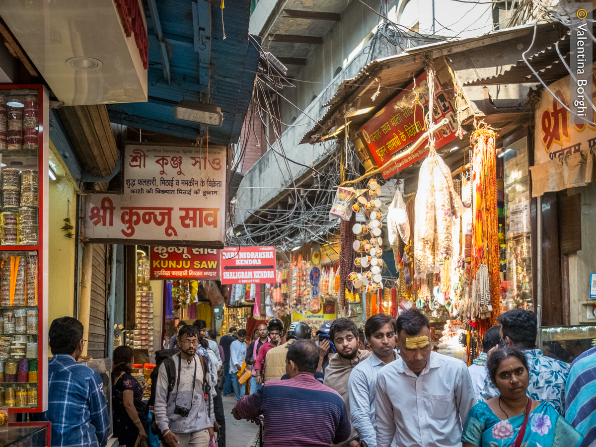 vicolo a Varanasi, India