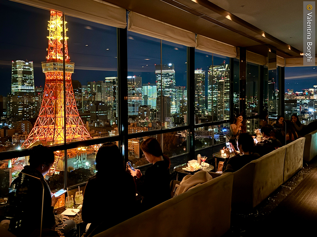 vista sulla Tokyo Tower illuminata
